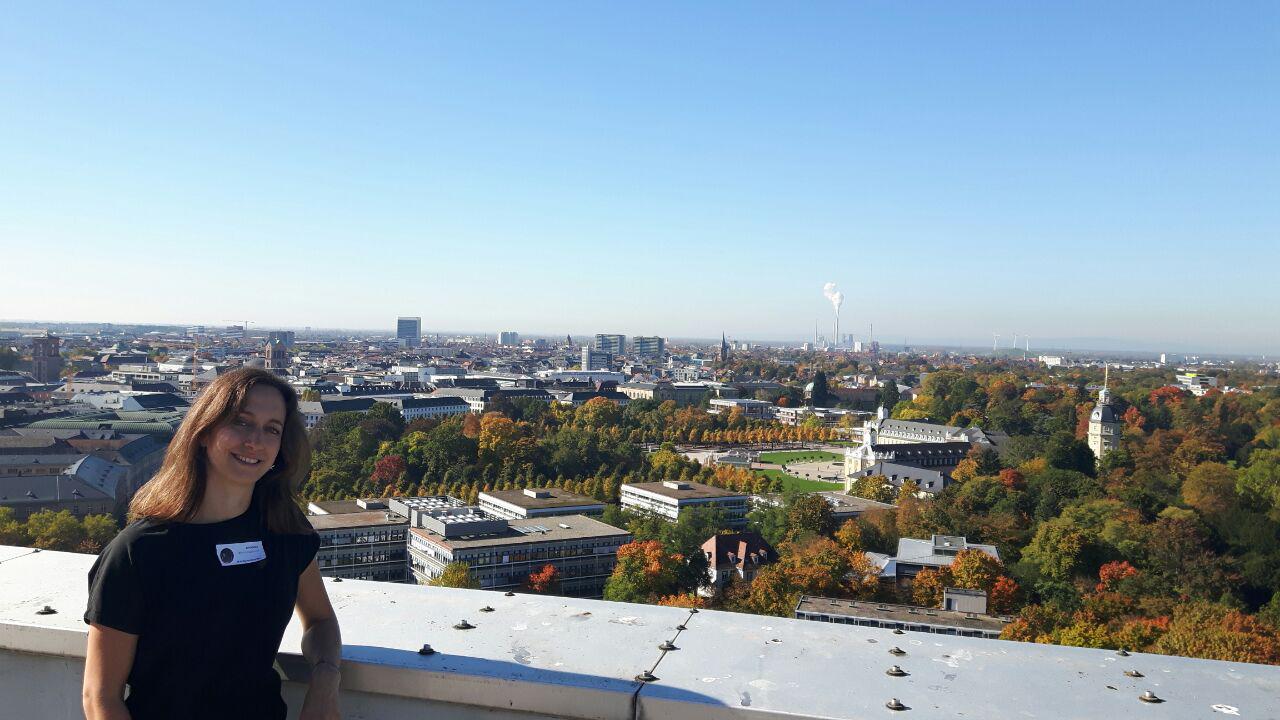 Karlsruhe oben und unten - Johanna vor dem Karlsruher Schloss